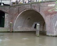 843699 Gezicht op een van de bogen van de Bakkerbrug over de Oudegracht te Utrecht, voor de restauratie van de brug.